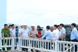 Phó Chủ tịch Thường trực UBND tỉnh Nguyễn Long Biên kiểm tra các điểm xung yếu khu vực phía Nam tỉnh