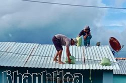 Người dân xã Bắc Khánh Vĩnh chằng chống nhà cửa chủ động phòng, chống bão