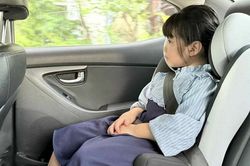 Từ 1-1-2026: Chở trẻ em dưới 10 tuổi trên xe ô tô phải có thiết bị an toàn