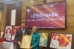 Tiếp nhận nhiều tài liệu, hiện vật quý về Chủ tịch Hồ Chí Minh