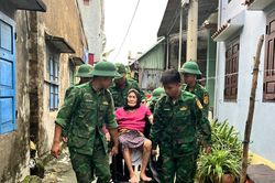 Lính biên phòng giúp dân chống bão