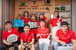 Tái chế nilon thành túi xách, cô gái 9X tạo việc làm cho người khuyết tật