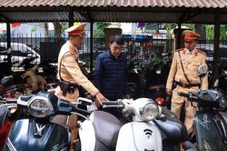 Thấy gì từ việc hàng vạn học sinh không đủ điều kiện vẫn điều khiển phương tiện đến trường