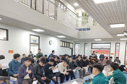 Thanh niên phường Phú Thượng (Hà Nội) tham gia khám sơ tuyển sức khỏe nghĩa vụ quân sự năm 2026