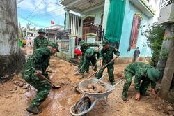 BĐBP tỉnh Quảng Ngãi giúp nhân dân khắc phục hậu quả bão số 13
