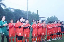 Ông Trần Anh Tú động viên ĐT nữ Việt Nam trước SEA Games 33