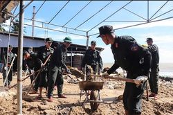 Trung đoàn CSCĐ Nam Trung Bộ hỗ trợ nhân dân khắc phục hậu quả bão số 13