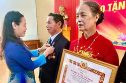 Phường Đồng Hới: 97 đảng viên vinh dự được trao Huy hiệu Đảng