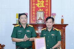 Bàn giao 'Nhà Đại đoàn kết' và 'Nhà Tình đồng đội'