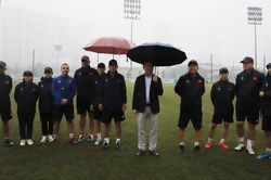 Tin nóng bóng đá Việt hôm nay 8/11: Đội tuyển Việt Nam được khích lệ trước SEA Games 33; Thủ môn Bùi Tiến Dũng phẫu thuật chấn thương