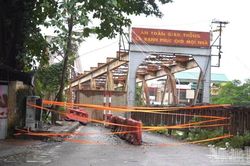 Cấm cầu Long Biên: Hàng dài phương tiện 'chôn chân' giữa mưa vì ùn tắc