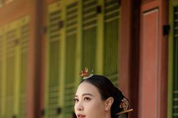 'Vợ đại gia phố núi' Cường Đô La diện Hanbok cực sang