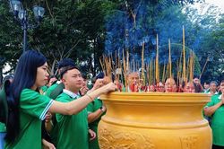 Sinh viên Lào, Campuchia dâng hương tưởng niệm Anh hùng liệt sĩ Võ Thị Sáu