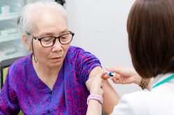 Nâng cao nhận thức về tiêm chủng để phòng bệnh cho người cao tuổi