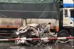 Ô tô nát bươm sau tai nạn, tài xế thoát chết thần kỳ, tự mở cửa chui ra ngoài