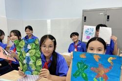 Trường từ chối nhận hoa 20/11, mong đổi thành sách vở cho học sinh
