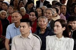 Đỗ Thị Hà giản dị cùng chồng và bố chồng trong sự kiện mới