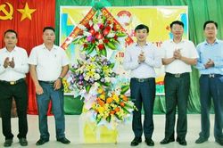 Đồng chí Nguyễn Đình Lợi dự Ngày hội Đại đoàn kết toàn dân tộc tại thôn Xạ To