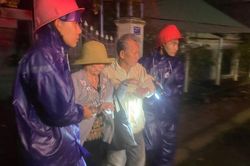 Vợ chồng già bị sập nhà trong đêm bão được lực lượng Công an giải cứu kịp thời