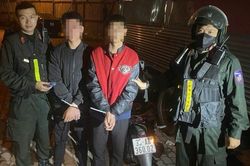 Nhóm thanh niên đang 'hút cần' thì bị tổ công tác 141 tuần tra phát hiện