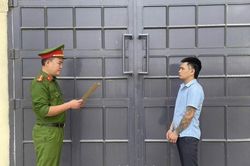 Chiếm đoạt số lượng lớn vàng, bạc của người bạn tù