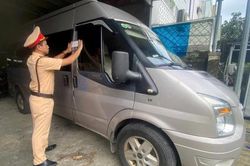 Cảnh sát giao thông Đà Nẵng liên tiếp phát hiện ô tô khách hết hạn kiểm định