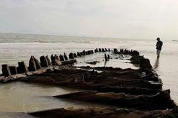 Đề xuất khai quật khẩn cấp tàu gỗ cổ ở bãi biển Hội An