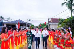 Phó Chủ tịch UBND tỉnh Hoàng Phú Hiền chung vui Ngày hội Đại đoàn kết cùng nhân dân xóm Sơn Hải, xã Nghĩa Lộc