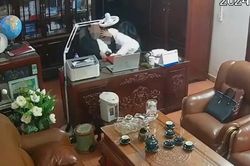 Người đàn ông 'thân mật' với nhiều phụ nữ là Chủ tịch Hội đồng trường