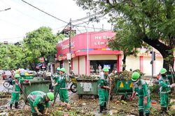 HEPCO tăng ca cả ngày lẫn đêm để dọn rác sau lũ