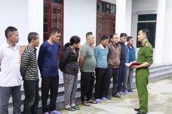 Nghệ An: Bắt nhóm đánh bạc lợi dụng đám tang để tổ chức xóc đĩa