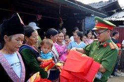 Tặng quà cho người dân và học sinh bản Nậm Sảo