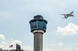 Mỹ thưởng lớn cho nhân viên không lưu làm việc khi chính phủ đóng cửa