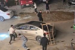 Tạm giữ hình sự 10 người trong vụ ô tô bị đám đông bao vây, đập phá