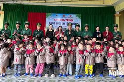 Chương trình 'Nâng bước em tới trường' trao hàng trăm suất quà đến học sinh xã biên giới Sơn Lâm