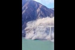 Video ghi lại khoảnh khắc cầu mới khánh thành ở Trung Quốc bất ngờ sập một phần