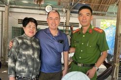 Công an phường hỗ trợ người Pháp gốc Việt tìm người thân sau 13 năm mất liên lạc
