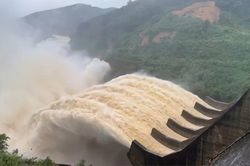 Miền Trung: Sơ tán người dân, chủ động tiêu thoát nước để chống ngập do mưa lớn