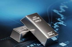 Thị trường hàng hóa biến động trái chiều với bạc và cà phê