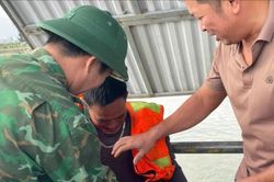 Nghệ An: 3 ngư dân được cứu kịp thời sau vụ chìm tàu cá trên biển
