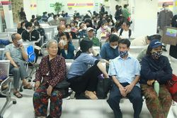 Số người cao tuổi nhập viện tăng mạnh khi thời tiết miền Bắc thay đổi