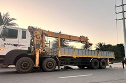 Hà Nội: Xe máy va chạm với xe tải cẩu khiến 2 người thương vong
