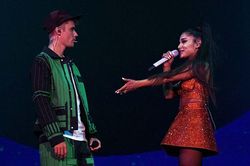 Ca khúc 'Stuck with U': Ariana Grande cùng vượt qua với Justin Bieber