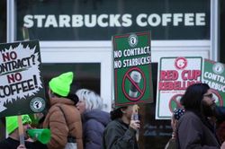 Nhân viên Starbucks bắt đầu cuộc đình công tại 65 cửa hàng ở Mỹ
