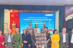 Trao tặng Bộ sưu tập di ảnh chân dung 'Đại đoàn kết' và 'Vinh quang Nhà giáo Việt Nam'