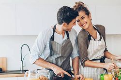 Vợ chồng học cách 'yêu lại' mỗi ngày