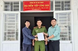 Công an xã Ba Chúc hỗ trợ người dân trả lại tiền chuyển khoản nhầm