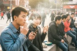 Vì sao cấm hút thuốc nơi công cộng vẫn khó thực thi?