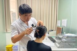 100 bệnh nhân đến khám vì rụng tóc mỗi ngày, nhiều người trẻ