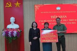 Bộ Công an trao 5 tỷ đồng hỗ trợ Quảng Ngãi khắc phục hậu quả do mưa bão gây ra